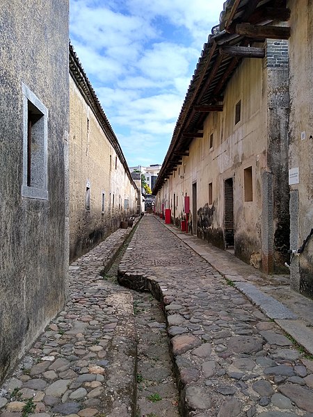 File:Gutter in Dawanshiju 2.jpg