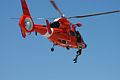 Helicópteru HH-65 Dolphin faciendo una demostración de rescate.