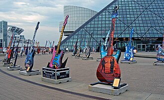 Guitares électriques sur le parvis du Rock and Roll Hall of Fame, à Cleveland (États-Unis), musée dédié à l'histoire du rock 'n' roll. (définition réelle 2 945 × 1 808)