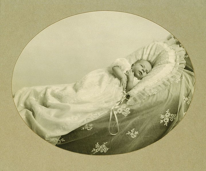 File:HRH Princess Elizabeth of York aged five weeks, May 1926.jpg