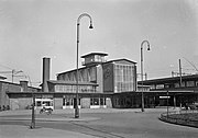 Zicht op het station Amsterdam Muiderpoort vanaf het Oosterspoorplein; 1953.
