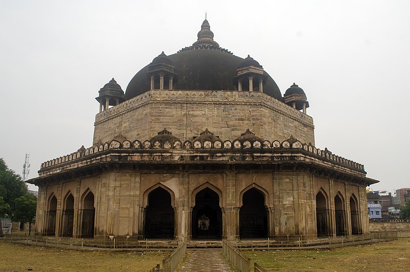 File:Hasan Shah Tomb 4.jpg