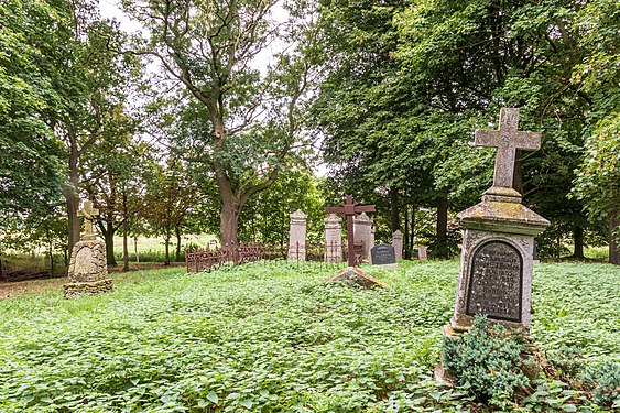 Friedhof (Alter Friedhof Ayenwolde) mit Wurt & Grabsteinen des 19. Jahrhunderts