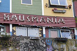 «Hausmania» skrevet med vedkubber på byggets fasade.