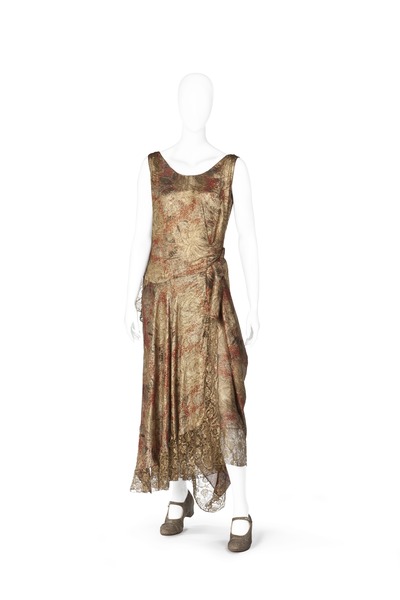 File:Hellång klänning av guldlamé och sidenbrokad med rött, svart och blått inslag - Hallwylska museet - 89258.tif