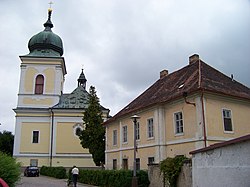 Kostel a fara v Holicích.