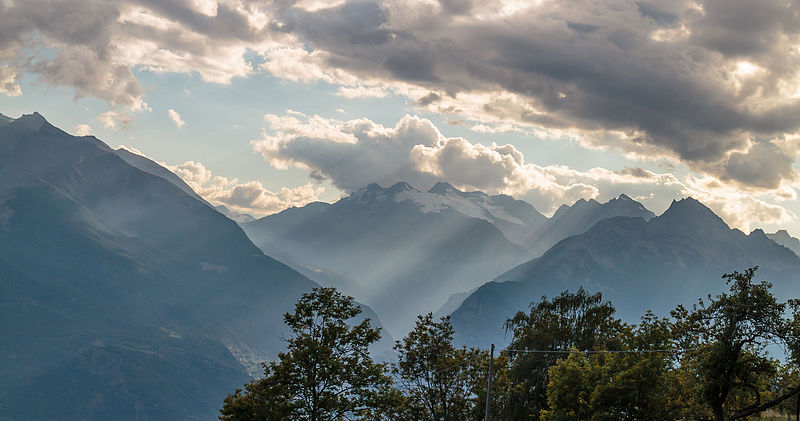 File:Homene Dessus, Combellin, Valle d'Aosta. Zicht op de omringende alpentoppen 02.jpg