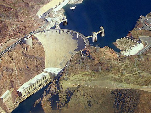 水坝建造是土木工程的重要项目之一（图为美国胡佛水坝）