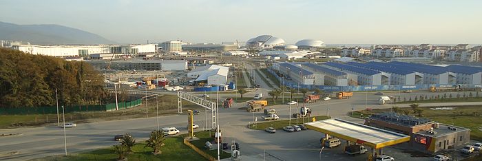 Sotsji olympiske park i november 2013 med Adler Arena som den flate store boksen til venstre for Fisht olympiastiadion.