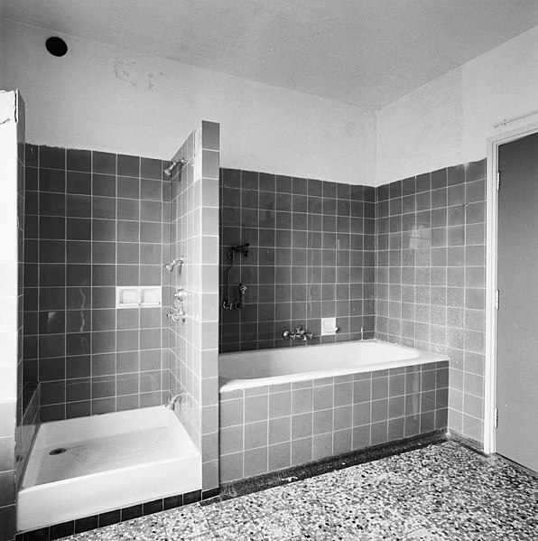 Super File:Interieur, penthouse, badkamer, bad en douche - Heerlen LK-81