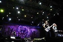 Gli Iron Maiden durante un concerto dal vivo