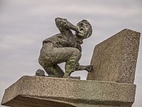 تمثال في هارلينجن، تم إنشاؤه عام 1960 من أجل فيلم بيرت هانسترا، و من ثم تبرع به لهارلينجن [38]