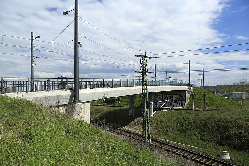 File:J25 581 Brücke Teslastraße.jpg