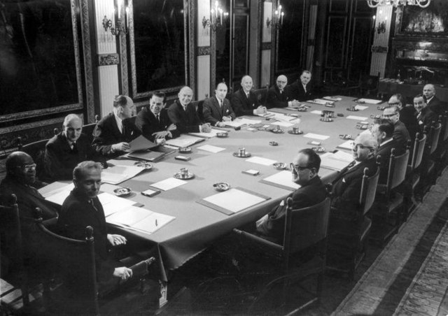 The first meeting of the Cals cabinet on 14 April 1965.