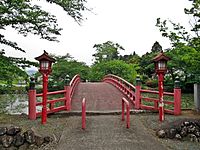 涼ヶ岡八幡神社の神路橋と放生池