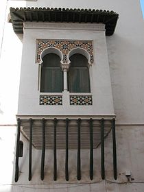 Encorbellement ornemental d'une maison mauresque.