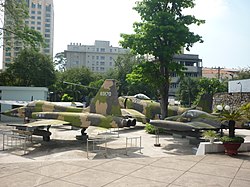 Captured American-made RVNAF warplanes in Saigon's War Remnants Museum Khu trung bay may bay.JPG
