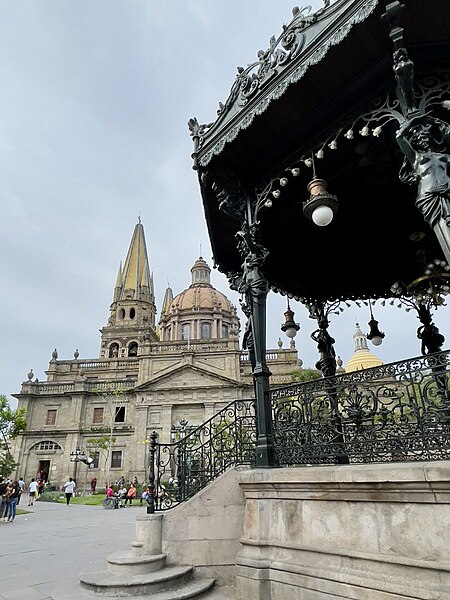 File:Kiosko de Cariátides de Guadalajara.jpg