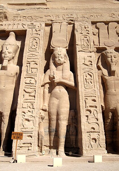 File:Kleiner Tempel (Abu Simbel) 09a.jpg