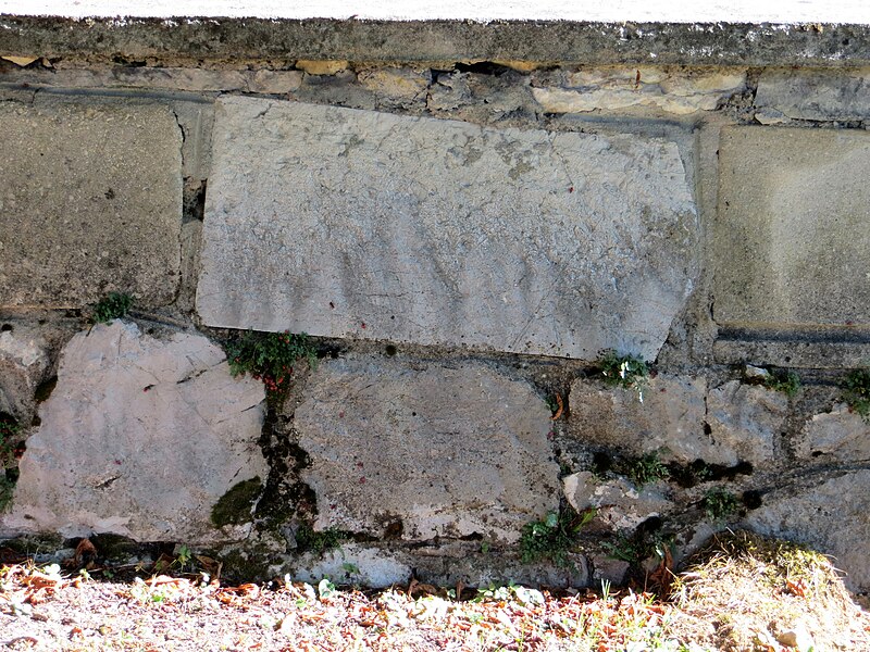 File:Klinja Vas Slovenia - cemetery wall.jpg