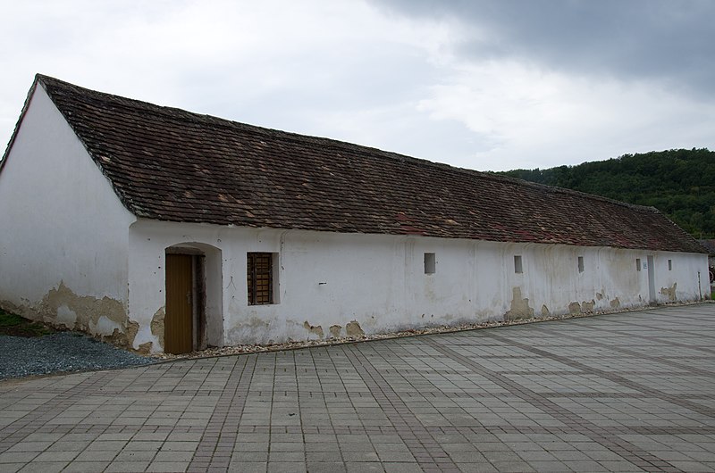 File:Klostermarienberg-Wirtschaftshof Stallungen.jpg