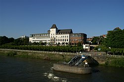 Vue sur la rivière de Porz avec la mairie du district