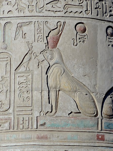 File:Kom Ombo Säulenhof 17.jpg