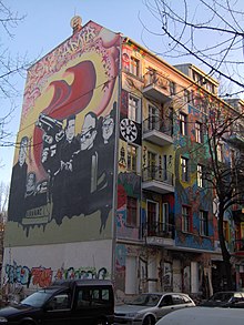 Photographie d'un immeuble aux façades colorées.