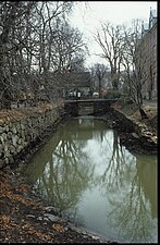 Ров с водой, окружающий старый замок