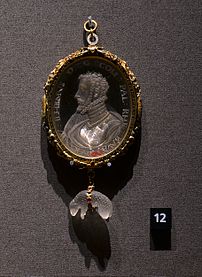 Un pendentif orné de rubis, d'or et d'émail, dont l'intaille centrale représente le portrait du duc de Bavière Guillaume V (XVIe siècle, musée d'histoire de l'art de Vienne). (définition réelle 1 824 × 2 500)