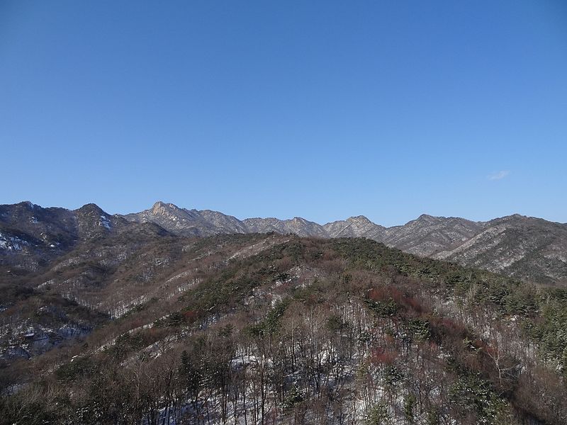 File:Landscape of Bukhansan with snow in December (from southern side).jpg