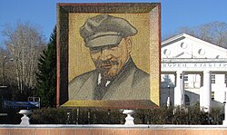 Degtyarsk'ın merkez meydanındaki Vladimir Lenin mozaiği