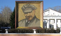 Leninporträtt på torg i Degtjarsk.