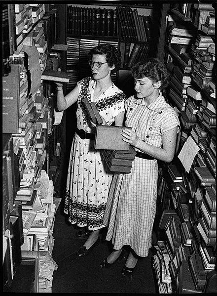 File:Library confusion, 23 12 1952, by Sam Hood (5748745311).jpg