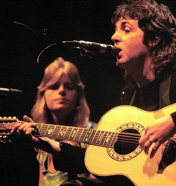 Linda McCartney performing in 1976 with Paul McCartney and Wings