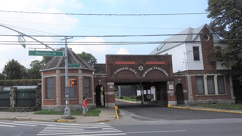 File:Linden Hill Jewish Cemetery Met Av gate jeh.jpg