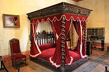 Four-poster bed Lit a baldaquin de Leonard de Vinci a Clos-Luce.JPG