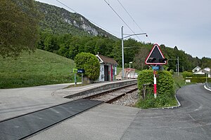 Single-track platform with shelter