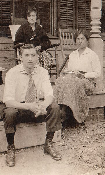 File:Louis Julius Freudenberg I (1894-1918) and Ada Augusta Freudenberg (1885-1957) in a black shawl and Clara Freudenberg (1889-1959) holding a writing box, circa 1915-1917 possibly at 22 Hopkins Avenue, Jersey City.jpg