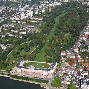 Schloss Biebrich: Baugeschichte, Architektur, Schlosspark