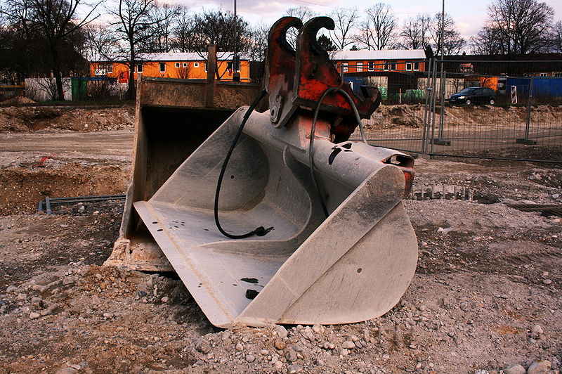 File:Luise-Kieselbach-Platz Schaufeln von Baugeraeten.JPG