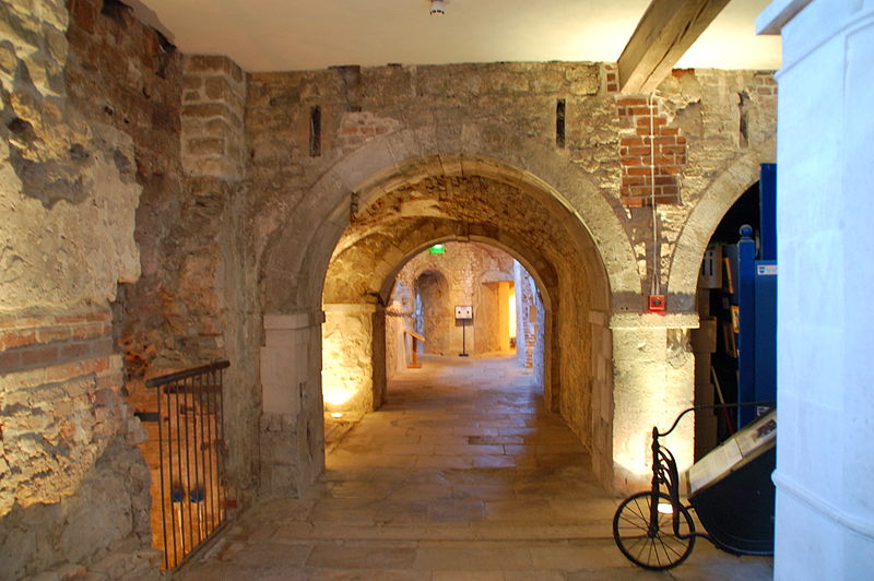 File:Lulworth Castle Interior 03.jpg