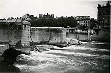 Fotografía en blanco y negro del puente en ruinas