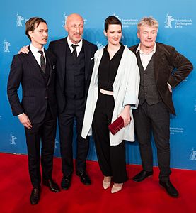 MJK35787 Tom Schilling, Oliver Hirschbiegel, Friederike Becht y Jörg Schüttauf (Der Gleiche Himmel, Berlinale 2017) .jpg