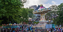 English: A Chair-O-Plane on the Wilhelmstrassenfest in Wiesbaden, Germany Deutsch: Ein Kettenkarussell auf dem Wilhelmstraßenfest in Wiesbaden