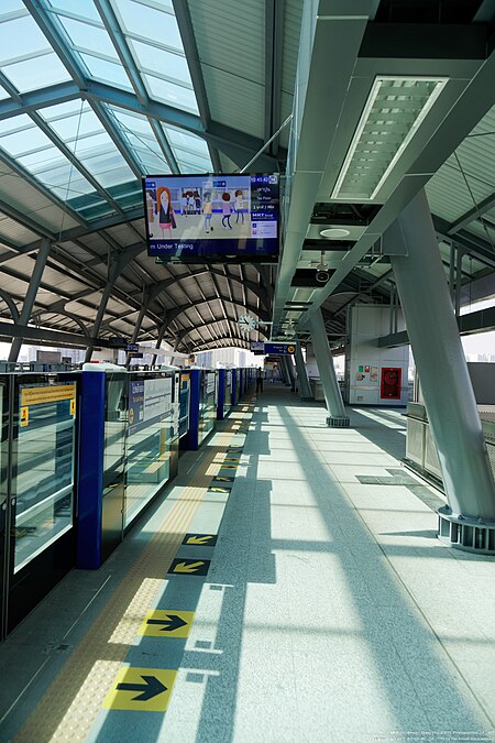 ไฟล์:MRT_Sirindhorn_-_Platform_-_Tha_Phra_side_toward_Bang_Yii_Khan_station.jpg