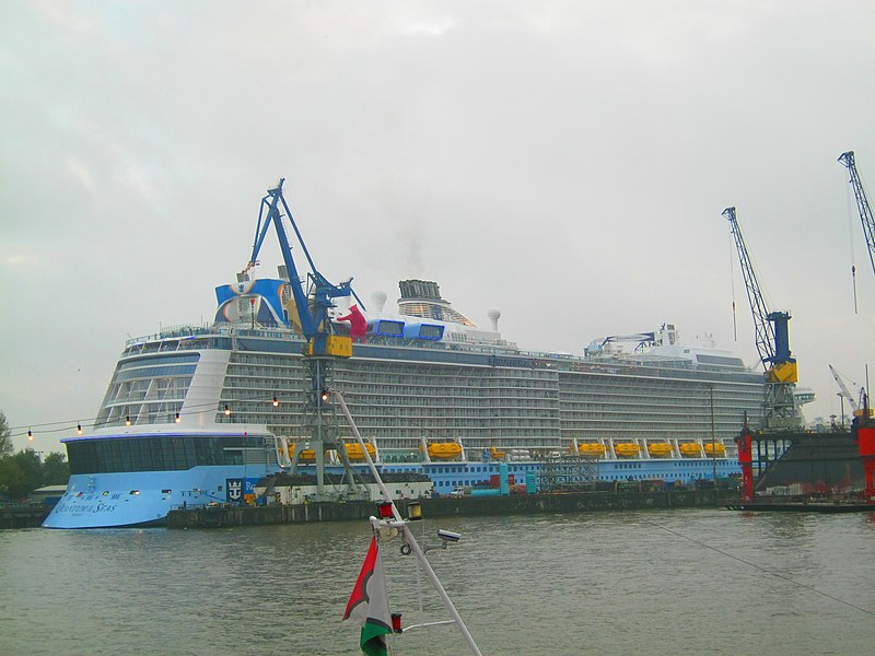 Das Trockendock Elbe 17 800px-MS_Quantum_of_the_Seas_in_Hamburg