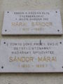 Меморијалните таблички на Мараи инсталирани на предниот дел на неговото родно место (на унгарски и словачки)