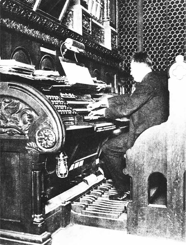 Reger playing the Sauer organ in the Kaiser-Wilhelm-Gedächtniskirche, Berlin