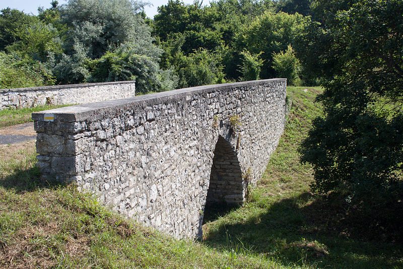 File:Medieval stone bridge, Kisdörgicse .jpg